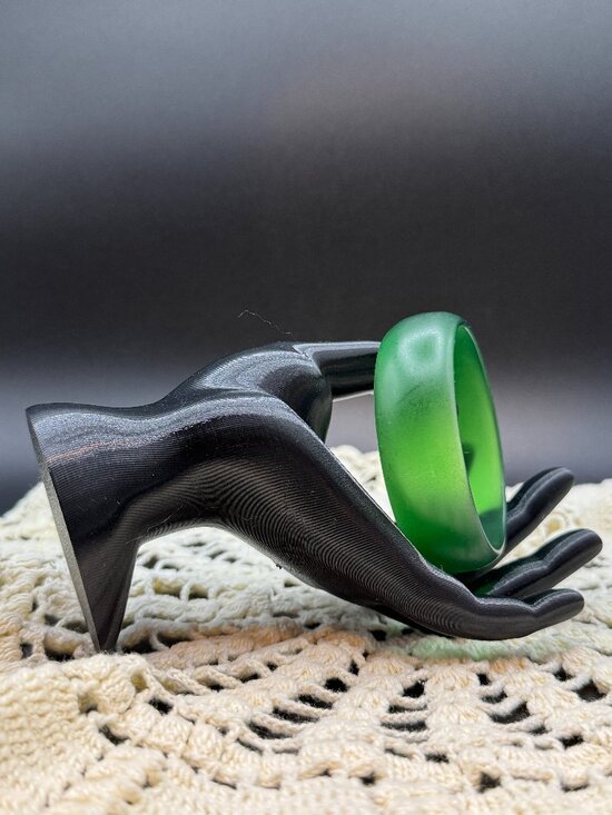 The Unbranded Brand Jewelry - VTG 1950s Spinach Green Lucite Dome Bangle Bracelet